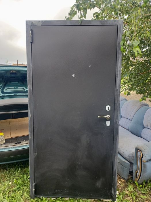 Железный входная дверь