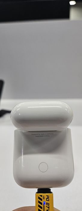 Футляр (кейс) для беспроводных наушников Apple AirPods