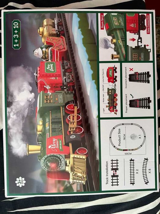 Коледно влакче на релси със светлина и пара