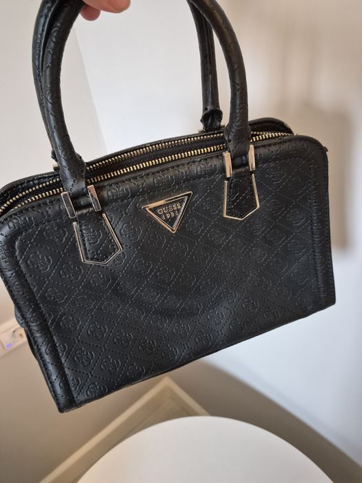 Geanta neagra Guess.