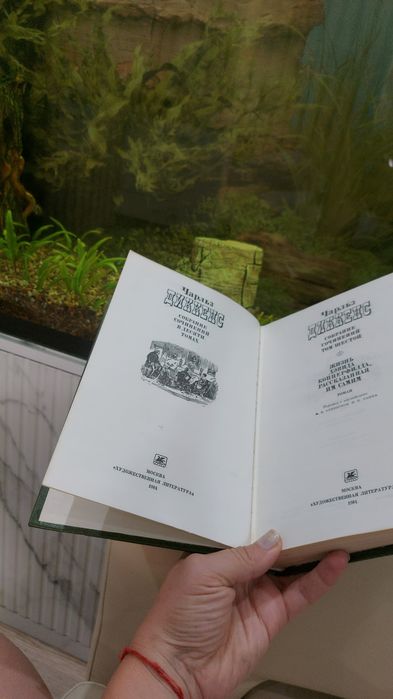 Подставка под колье книги с выездом