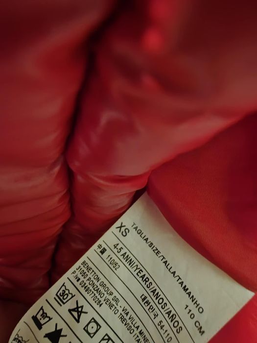Geacă marca Benetton stare foarte bună mărimea 4-5 ani