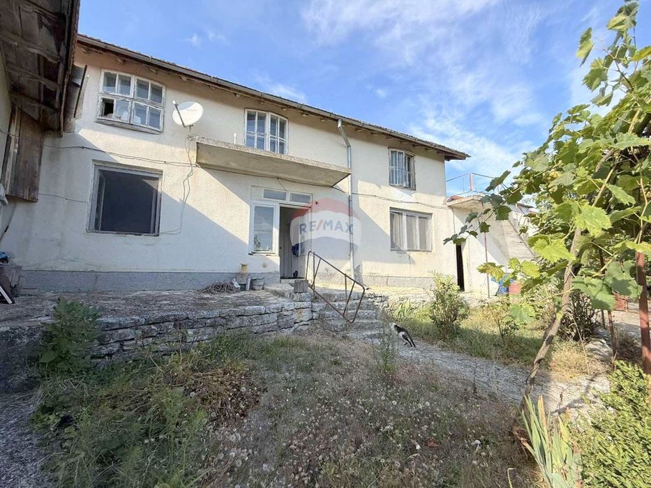 Къща с гараж за продажба в с.Кичево