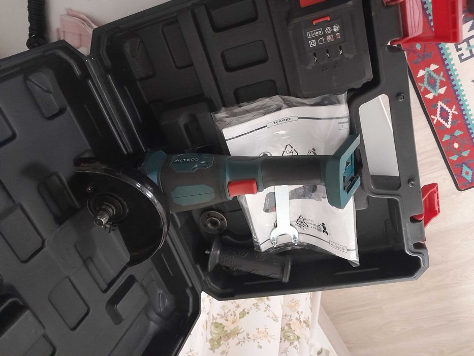 Болгарка на батарейках Алтеко.