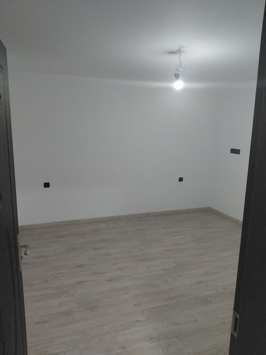 Къща с двор и гараж