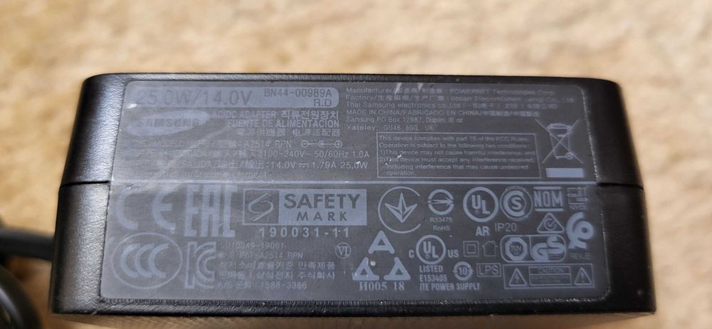 SAMSUNG 25W Incarcator 14V-1.79A model.A2514fuctional cu pin pe mijloc