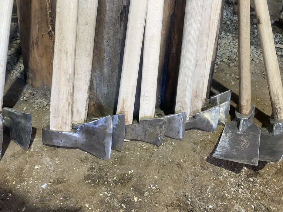 Topoare de diferite mărimi.