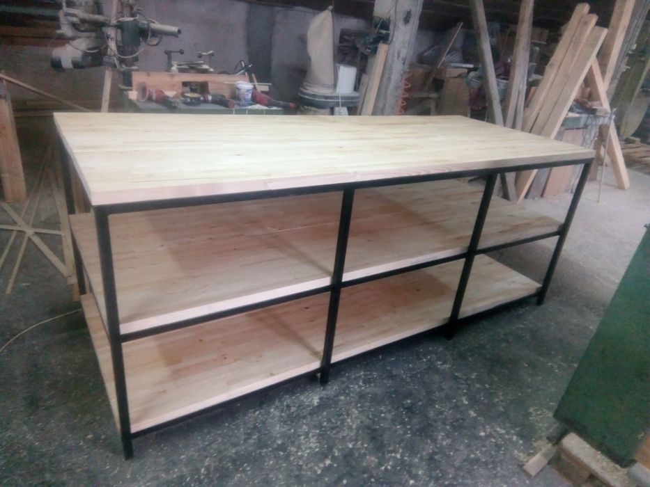 Работни маси с масивни плотове