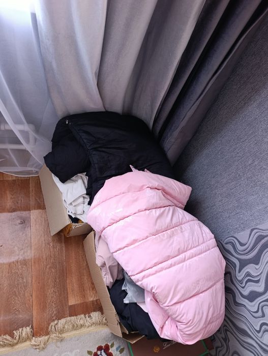 Продам две коробки вещей