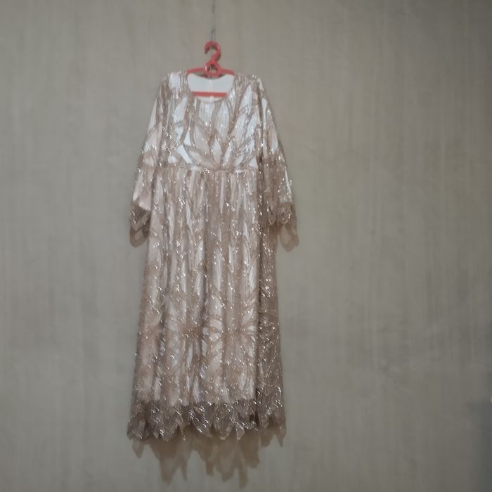 Ko'ylak bahorgi rangi rasmda