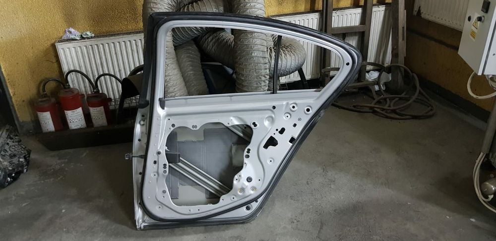 Doua usi dreapta fata si spate Originale BMW seria 5 G30 cu balamale s