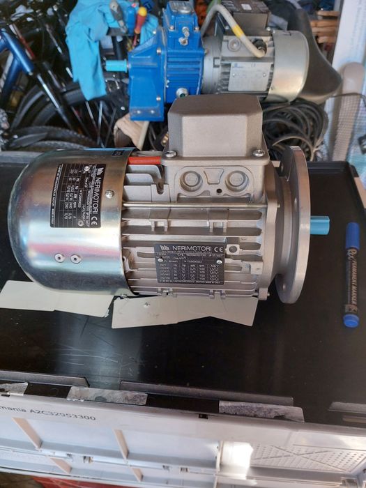 Vând motor trifazic