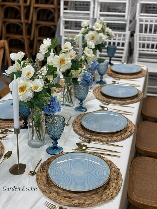 Mese si scaune chiavari pilgrim lemn de inchiriat /ghirlande luminoase