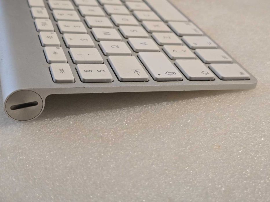Tastatura Wireless Apple, Model A1314, Bluetooth, Aluminiu qwerty