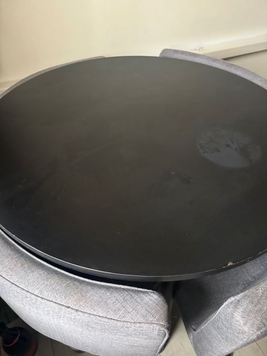 Masă rotundă, culoare neagră, ideală pentru spații mici sau colț dining