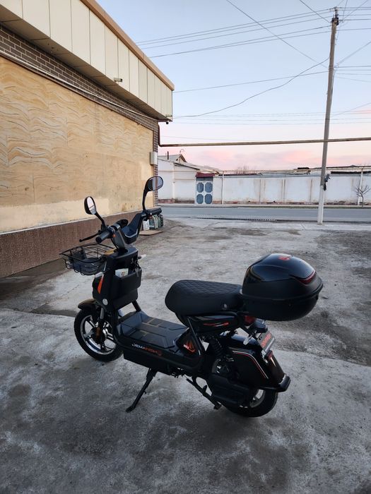 sukuter sotiladi
 narxi 3.200 
5ta akulmatir
yurgan yuli 3950
 holati