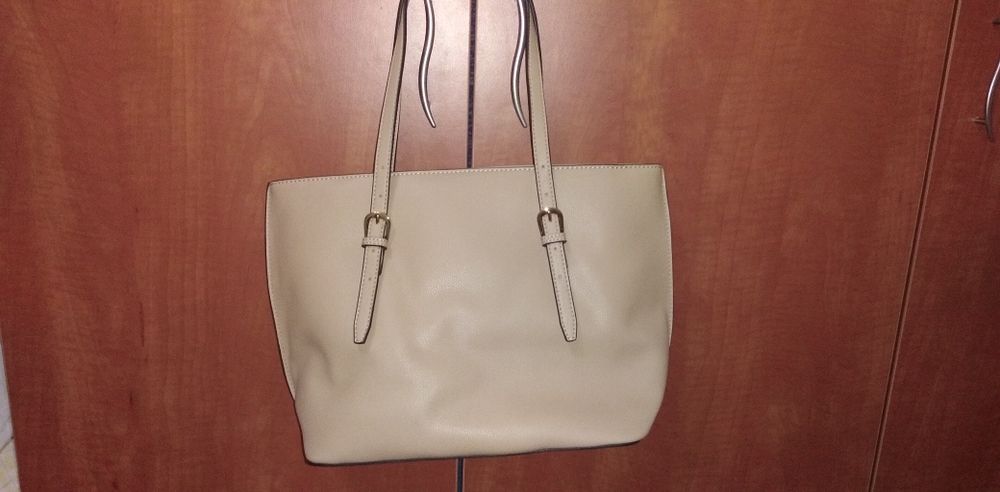 Geanta de dama, marca Guess.