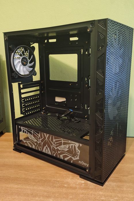 Carcasă ATX cu 3 ventilatoare ARGB