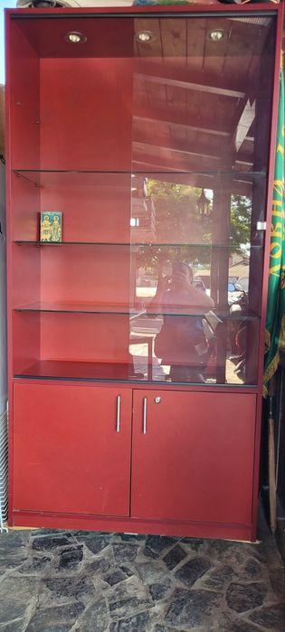 Шкаф витрина стъклена витрина