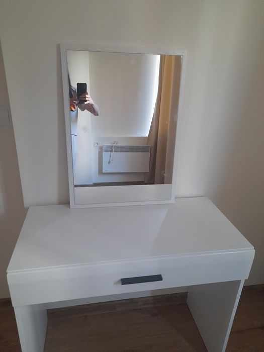 Тоалетка с огледало