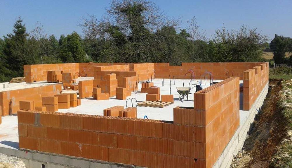 Firma constructii. case la rosu material+manopera