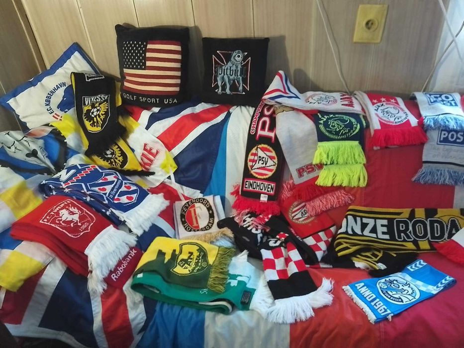 Продавам Футболни шалове!