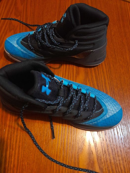 Vand adidasi marca UnderArmour aproape noi