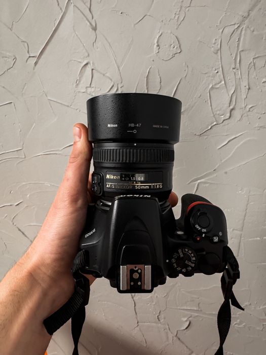 Продавам Nikon D3500 + три обектива, зарядно+ батерия