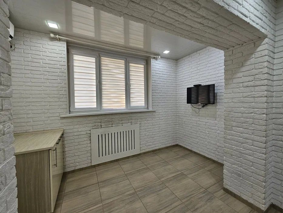 Срочно продаётся квартира Мирабадский р-н Куйлюк массив 1 3/3/4 Кирпич
