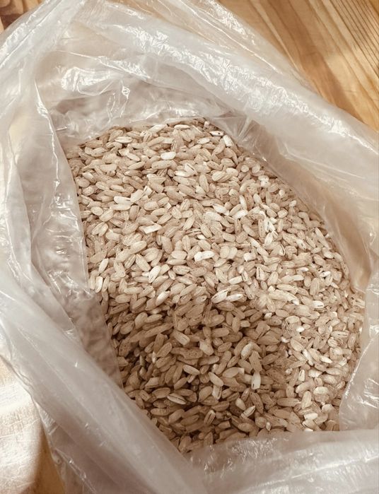 Бурый рис и зеленая гречка