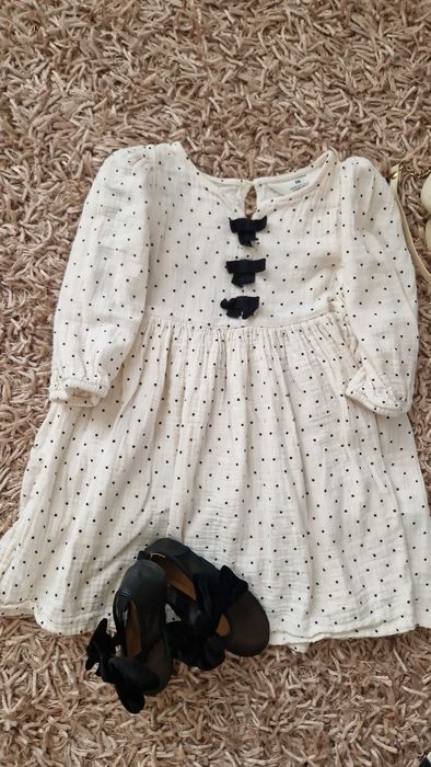 Бяла рокля на точки от муселин/памук на H&M за 3-4 години.