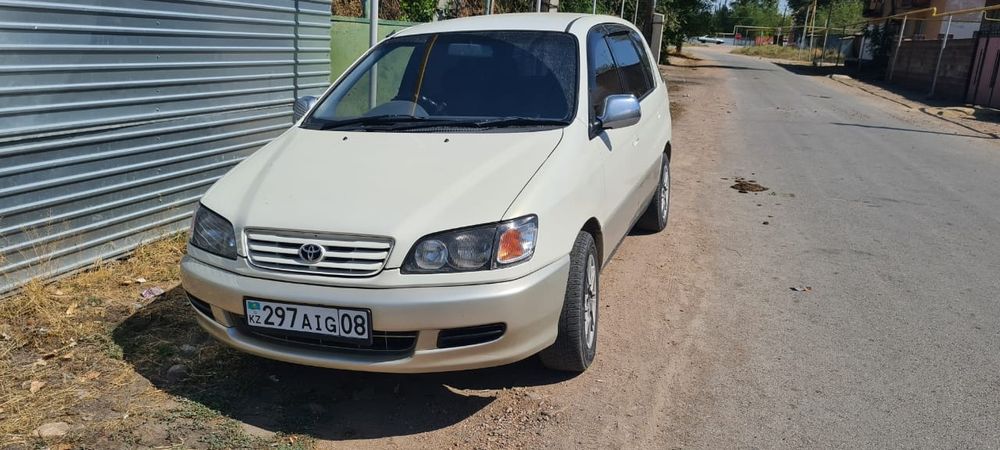 Продаю надежный семейный автомобиль