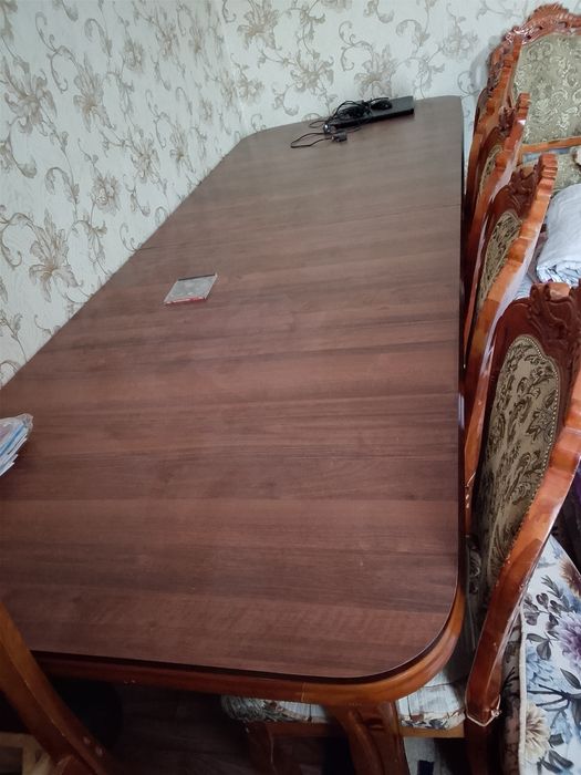 Столы и стулья срочно продам