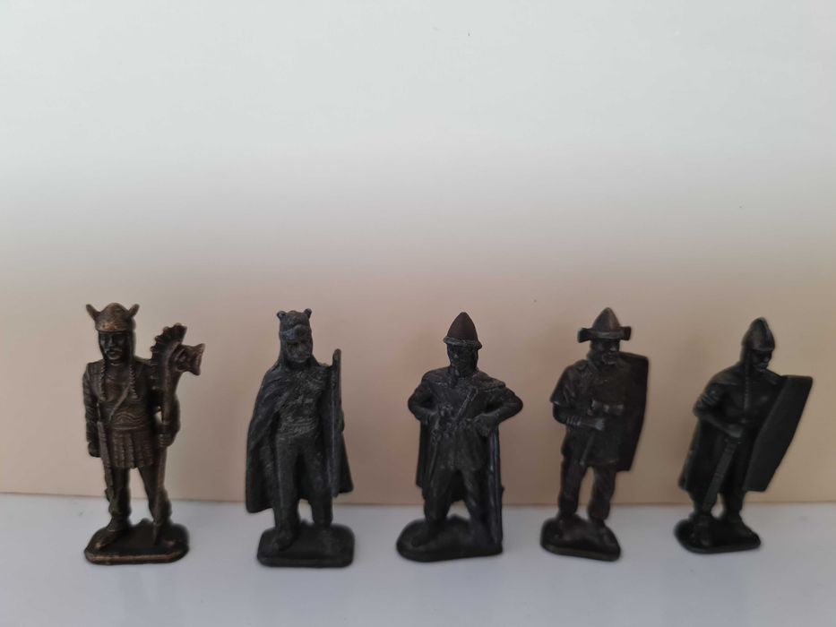 Kinder фигурки на войници