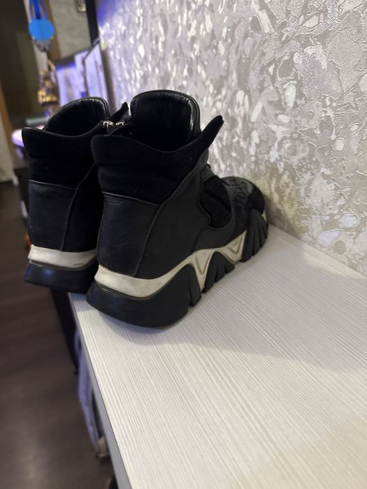 Продам женские ботинки