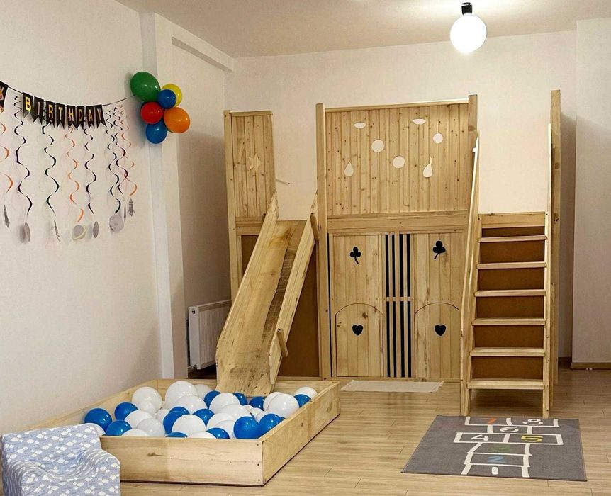 Ansamblu loc de joaca din lemn, cu tobogan si piscina pentru bile