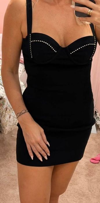 Черна рокля с камъни по бюстието