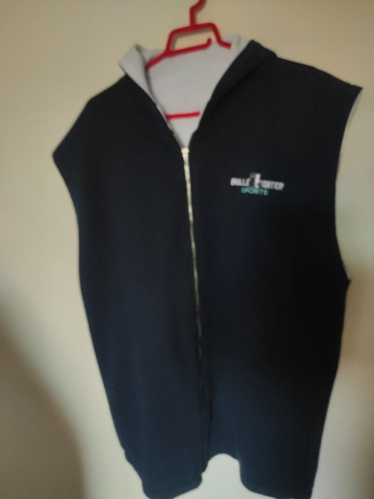 Pulovere, jersee, mărimi diferite, modele diferite, culori diferite.