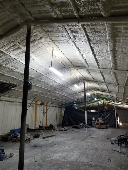 Izolatie spumă poliuretanica .Izolatii Mansarda Poduri Hale