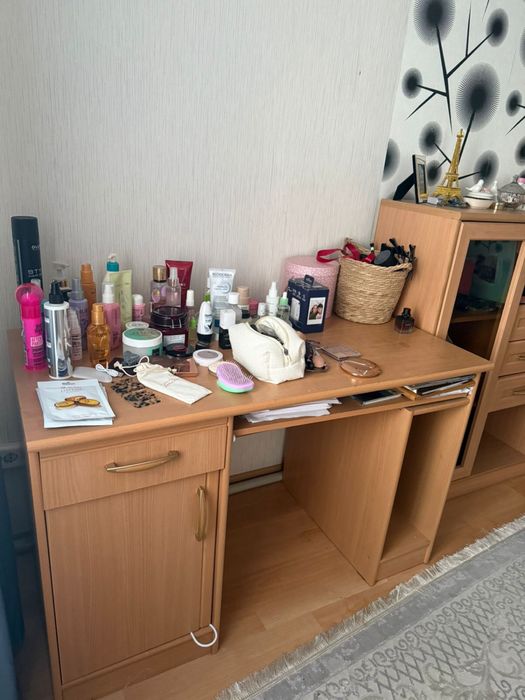 Продам стол, шкаф