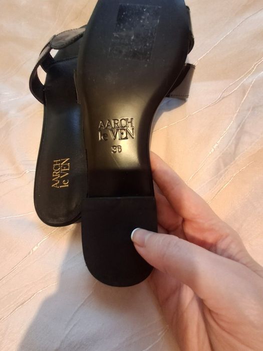 Papuci din piele lacuita neagra Aarch le Ven  36