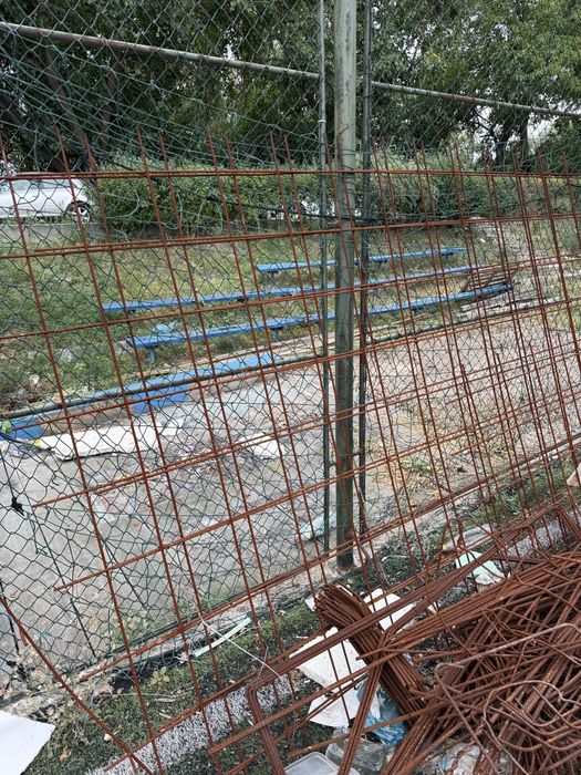 Продавам три палета бигли, правоъгълни железа и арматура една връзка 6 м. и две решетки за плоча