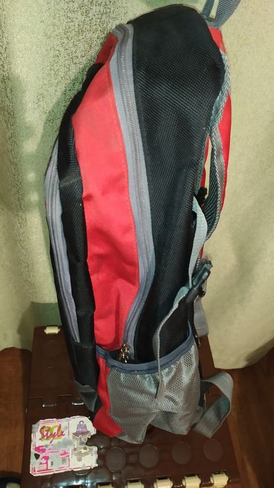 Продам красный рюкзак.