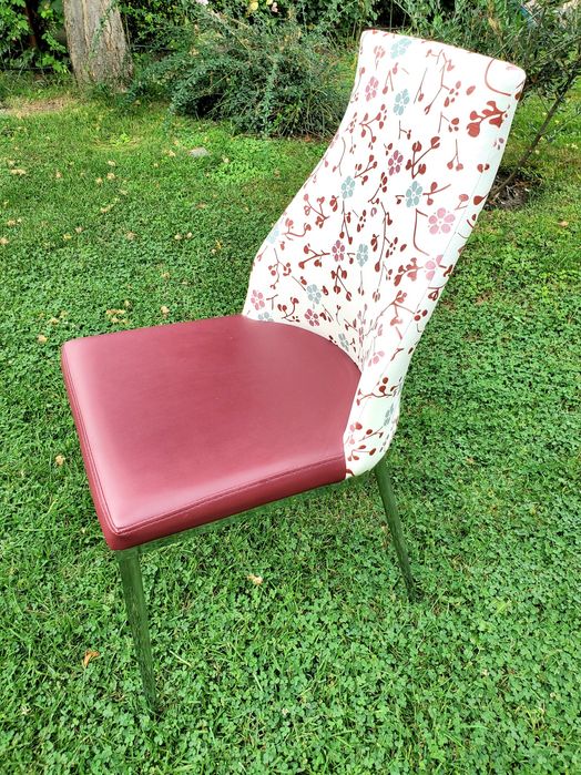 Удобни столове с цветна облегалка