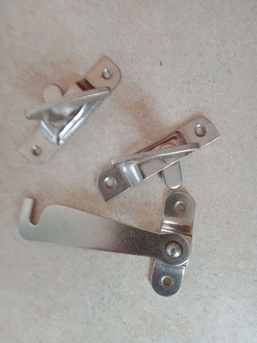 щеколды металлические на двери.