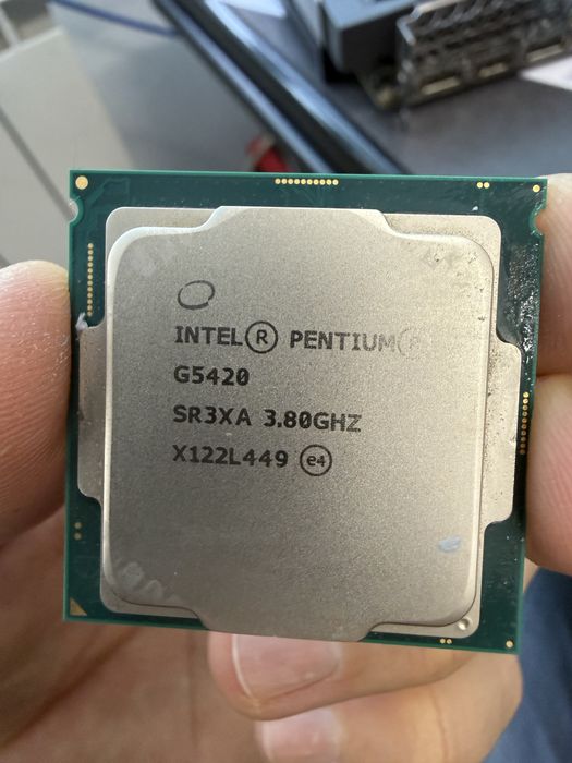 Vând placa de baza gigabyt Z390D.