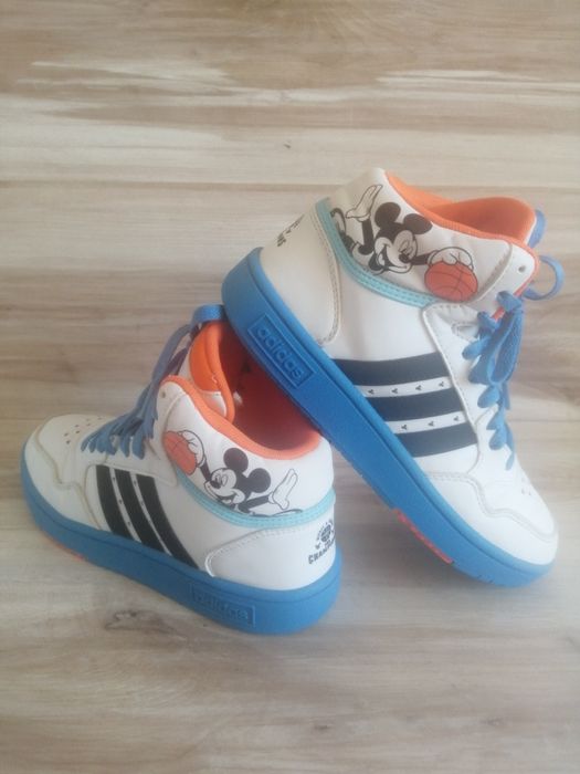 Високи спортни маратонки, употребявани. .