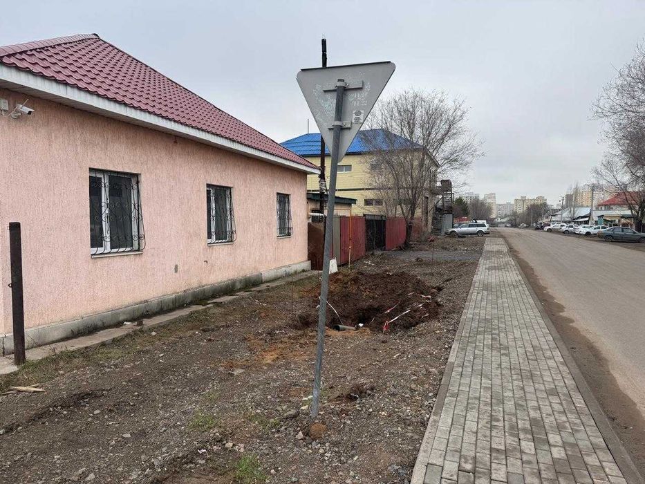 Два дома на оживленной дороге