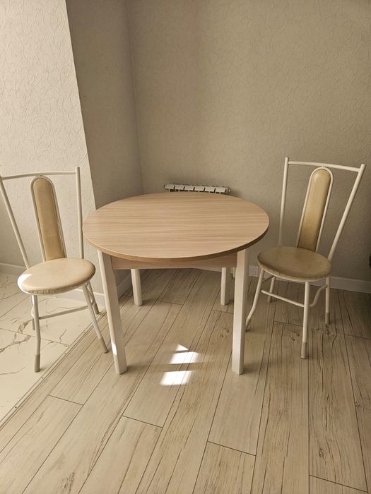 Кухонный стол и 2 стула