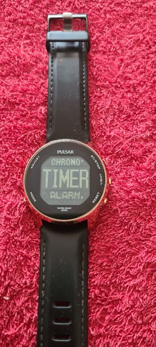 Ceas bărbătesc rezistent la apă  , cu alarmă , și multe setări .